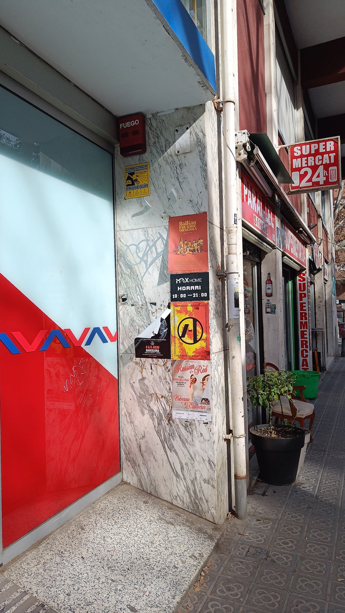 Alt text: Poster in Barcelona&quot;